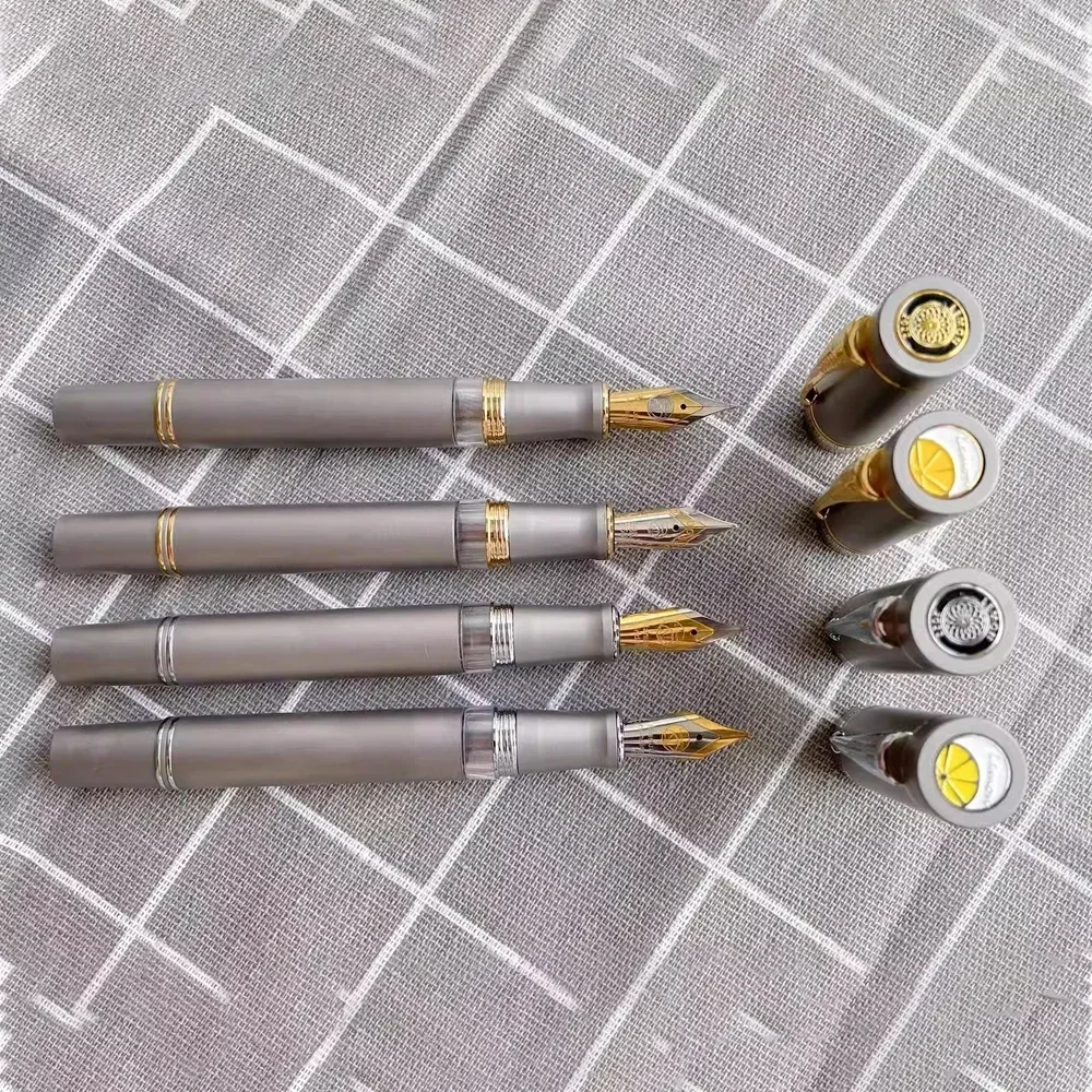 Перьевая ручка Lemon M1S титановая, ручная полированная каллиграфия с поршневым чернильным лезвием, длинное перо, аксессуары для письма
Перьевая ручка Lemon M1S титановая, ручная полированная каллиграфия с поршневым чернильным лезвием, длинное перо, аксессуары для письма