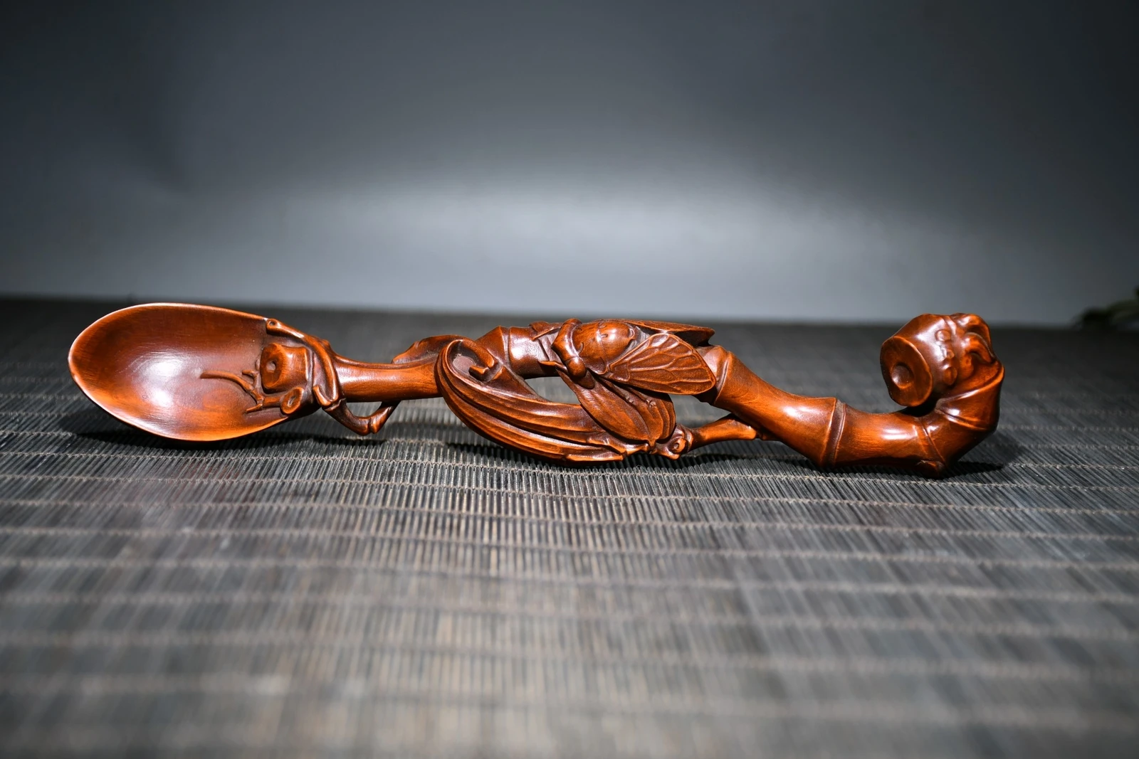 8" China Box-wood Hand Engraving Animal Golden Cicada Bamboo Joint Tea Statue
8" China Box-wood Hand Engraving Animal Golden Cicada Bamboo Joint Tea Statue