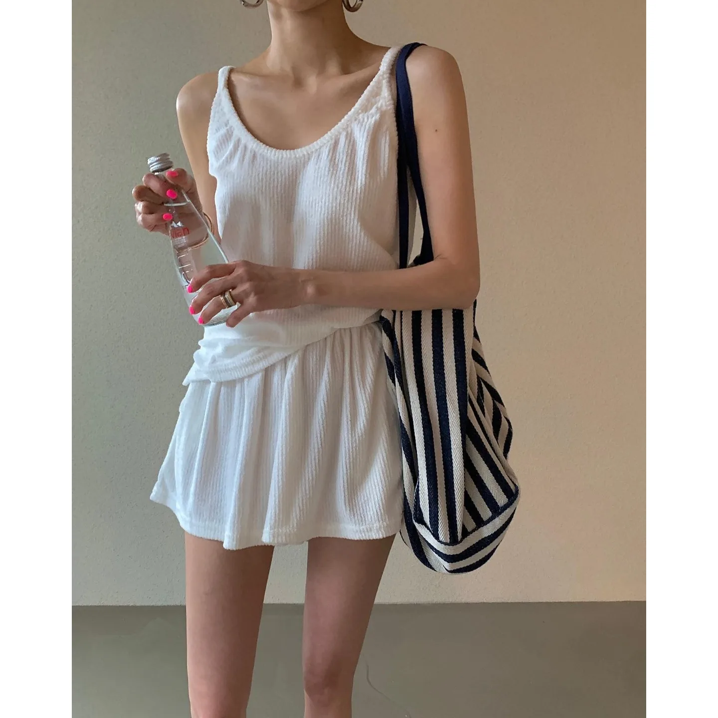 2026 Korean Style Chic Color Strap Short Pants Set Casual Two-Piece Women's Fashion Ensemble V-Neck All Seasons Wear
2026 Korean Style Chic Color Strap Short Pants Set Casual Two-Piece Women's Fashion Ensemble V-Neck All Seasons Wear