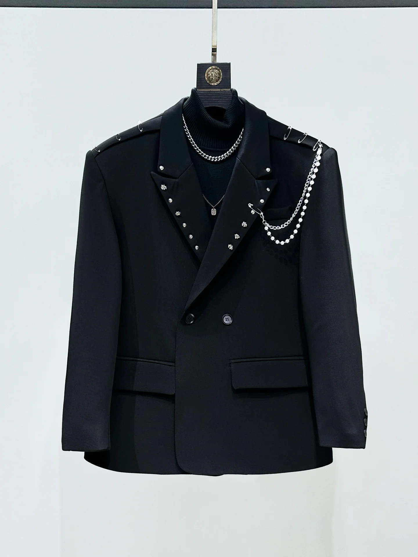 Оригинальная металлическая цепочка-заклепка для декора, черная, для мужского костюма, высококачественная, для пиджака, жилета, куртки
Оригинальная металлическая цепочка-заклепка для декора, черная, для мужского костюма, высококачественная, для пиджака, жилета, куртки