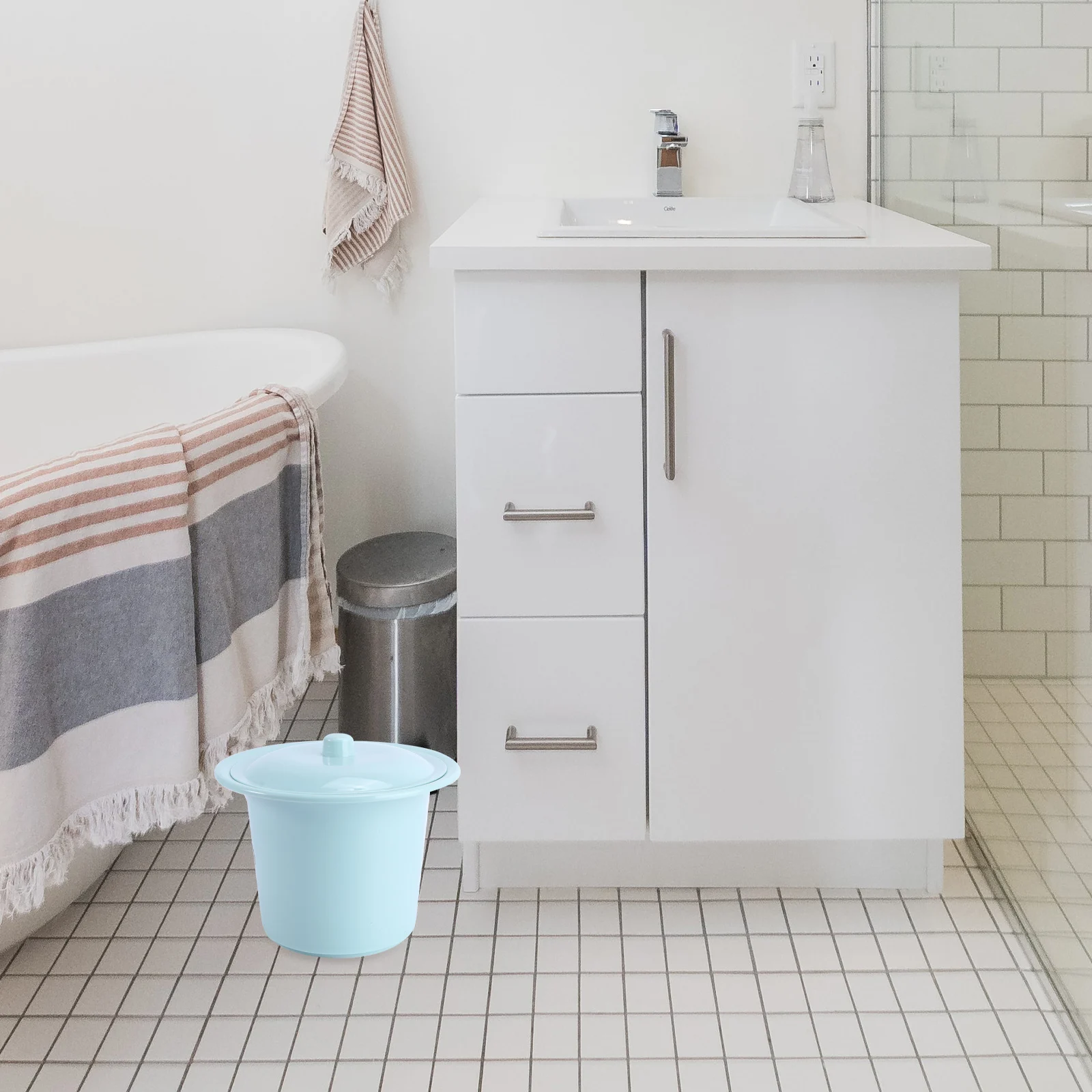 1pc Plastic Spittoon With Lid Chamber Pot For Elderly Deep Bucket Odor Control Home Use Lightweight Portable Spittoon 
1pc Plastic Spittoon With Lid Chamber Pot For Elderly Deep Bucket Odor Control Home Use Lightweight Portable Spittoon