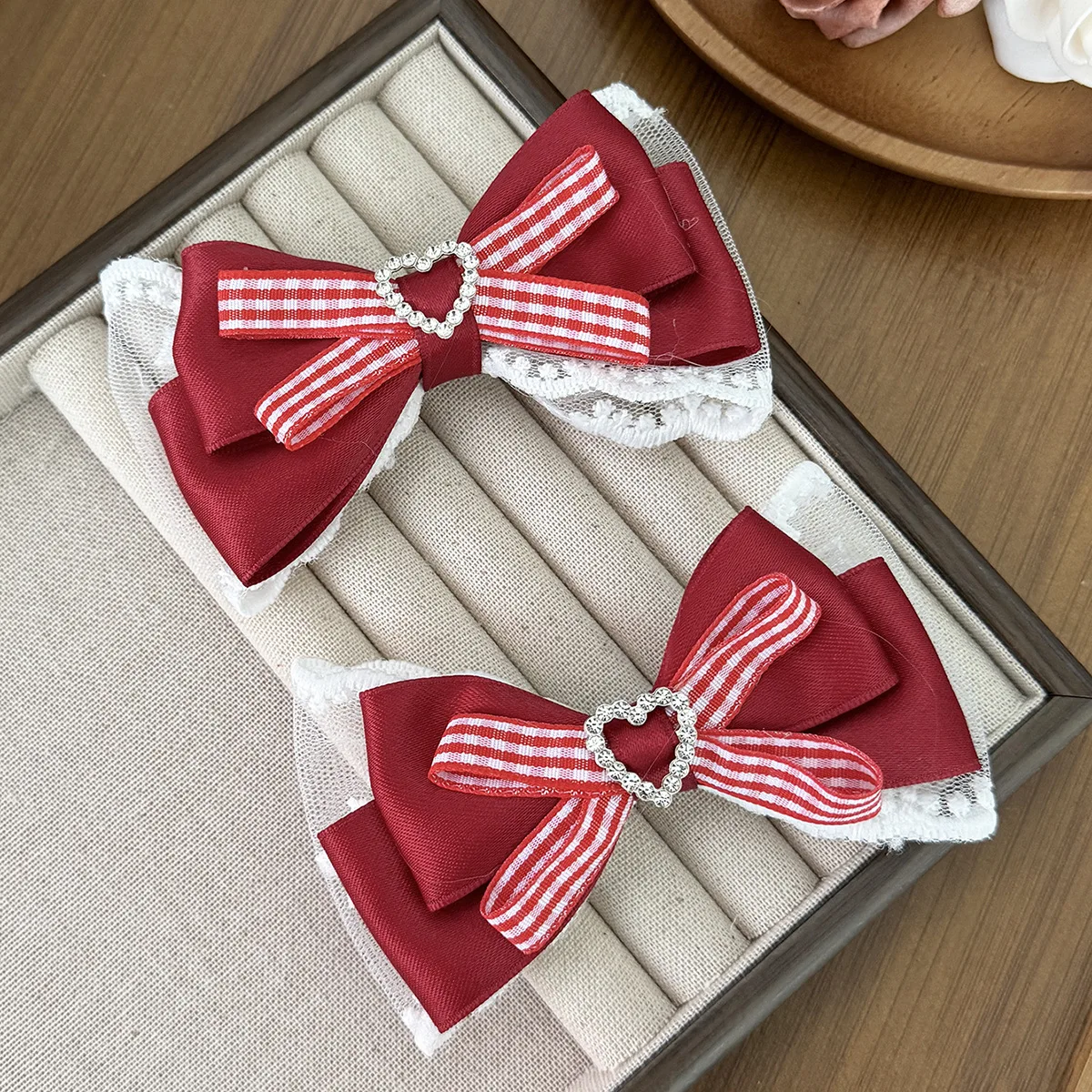 20 шт./лот, 4,5-дюймовые заколки для волос с кружевной лентой и бантом, милые заколки для хвоста, головные уборы для женщин и девочек
20 шт./лот, 4,5-дюймовые заколки для волос с кружевной лентой и бантом, милые заколки для хвоста, головные уборы для женщин и девочек