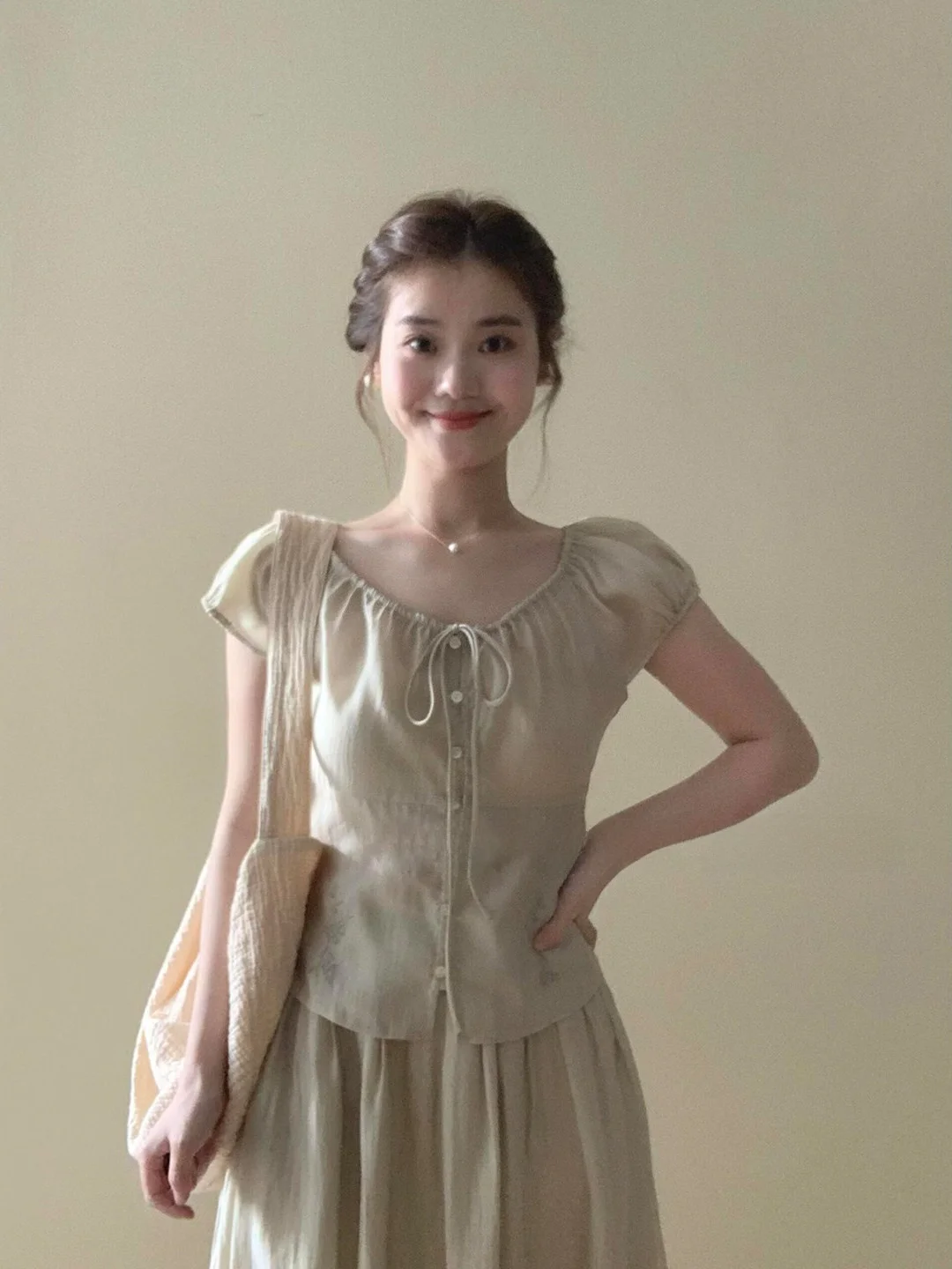 Retro Khaki V-neck Short Sleeve Embroidered Top High Waist Skirt Two-piece Set Women's Fashion Summer Slimming Ensemble
Retro Khaki V-neck Short Sleeve Embroidered Top High Waist Skirt Two-piece Set Women's Fashion Summer Slimming Ensemble