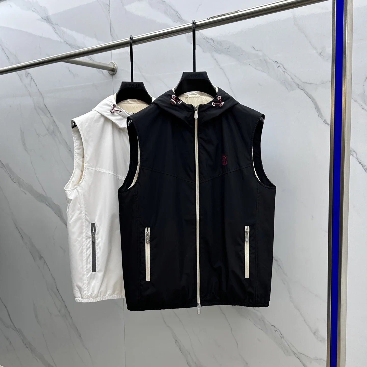 BC25 Классический однотонный мужской жилет с капюшоном и молнией с вышивкой
BC25 Классический однотонный мужской жилет с капюшоном и молнией с вышивкой