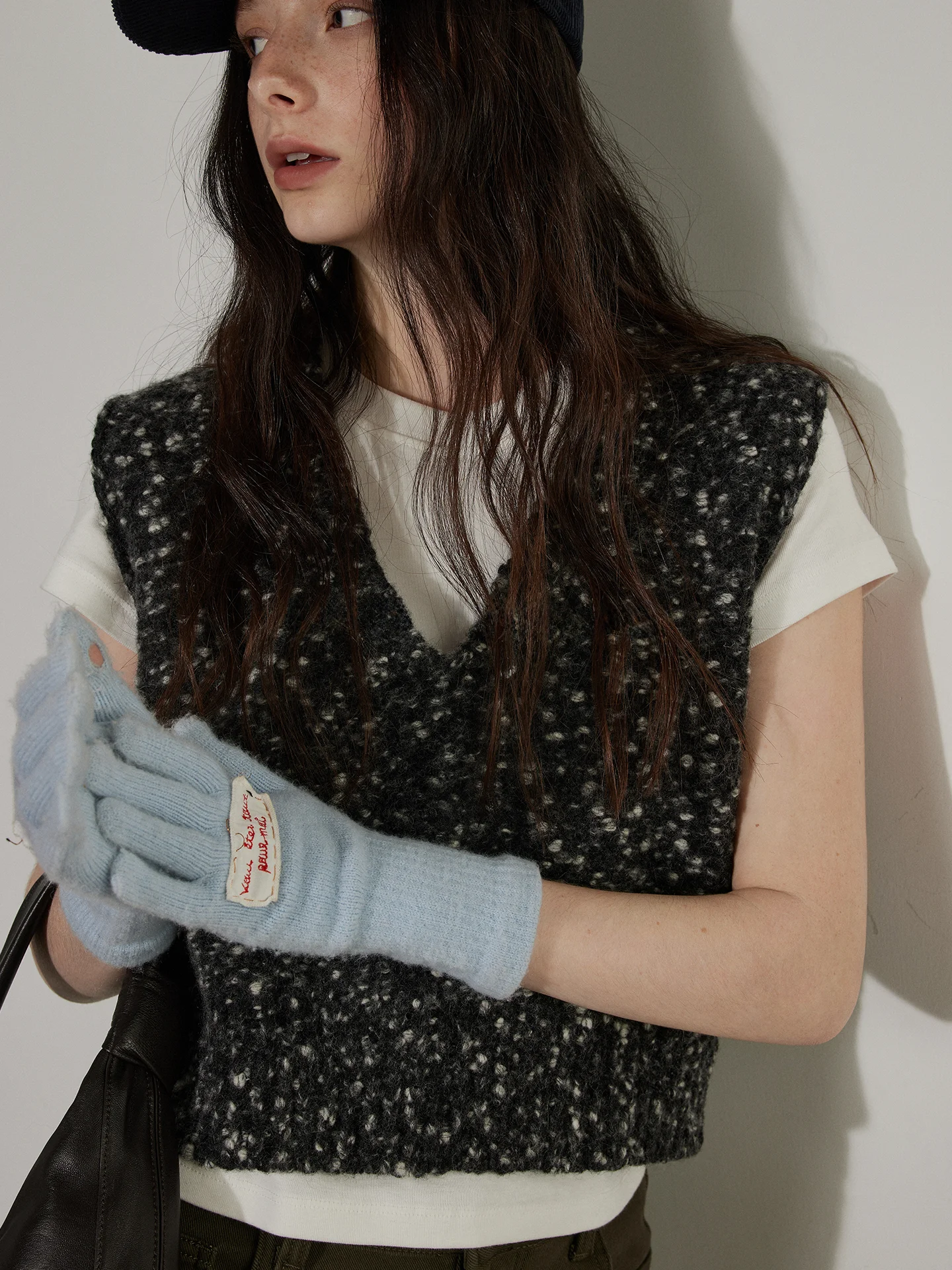 Женский шерстяной вязаный жилет Lofi: новая зимняя модель свободного кроя, универсальная верхняя одежда для повседневной носки, V-образный вырез, стандартная длина
Женский шерстяной вязаный жилет Lofi: новая зимняя модель свободного кроя, универсальная верхняя одежда для повседневной носки, V-образный вырез, стандартная длина