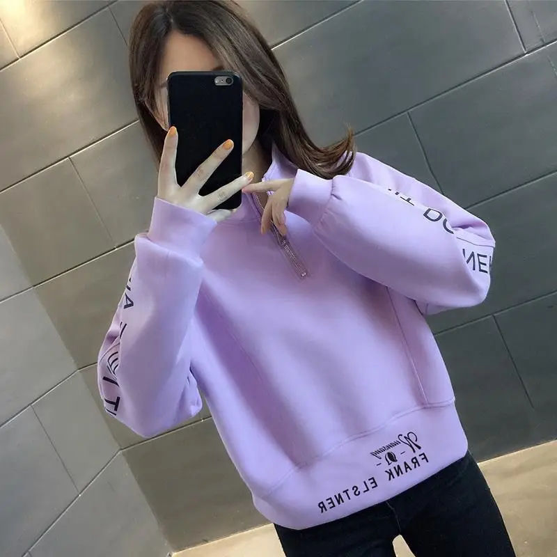 Маленький женский свитер с высоким воротником, пальто 2026, осень-зима, новая женская короткая свободная корейская куртка на молнии, бархатная верхняя одежда
Маленький женский свитер с высоким воротником, пальто 2026, осень-зима, новая женская короткая свободная корейская куртка на молнии, бархатная верхняя одежда