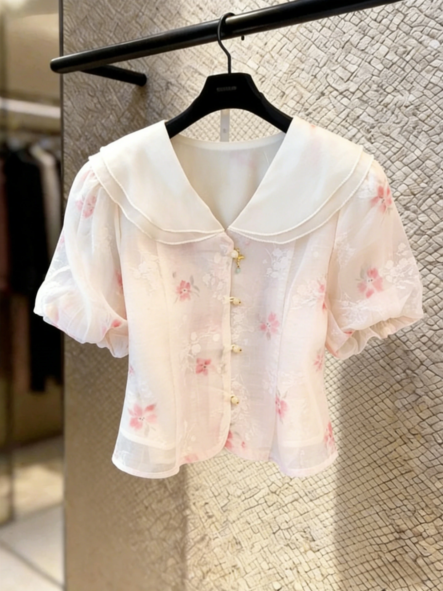 New Chinese Style Floral Print Bubble Sleeve Short Shirt Women's Summer 2026 New Doll Collar Cotton Polyester Blend Top
New Chinese Style Floral Print Bubble Sleeve Short Shirt Women's Summer 2026 New Doll Collar Cotton Polyester Blend Top
