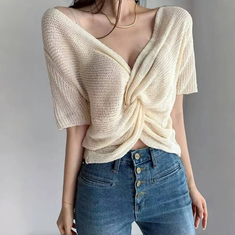 Summer Korean Fashion V-neck Knitted T-shirt Sexy Short Sleeve Hollow Out Pullover Chic Tops Can Be Worn in Front and Back
Summer Korean Fashion V-neck Knitted T-shirt Sexy Short Sleeve Hollow Out Pullover Chic Tops Can Be Worn in Front and Back