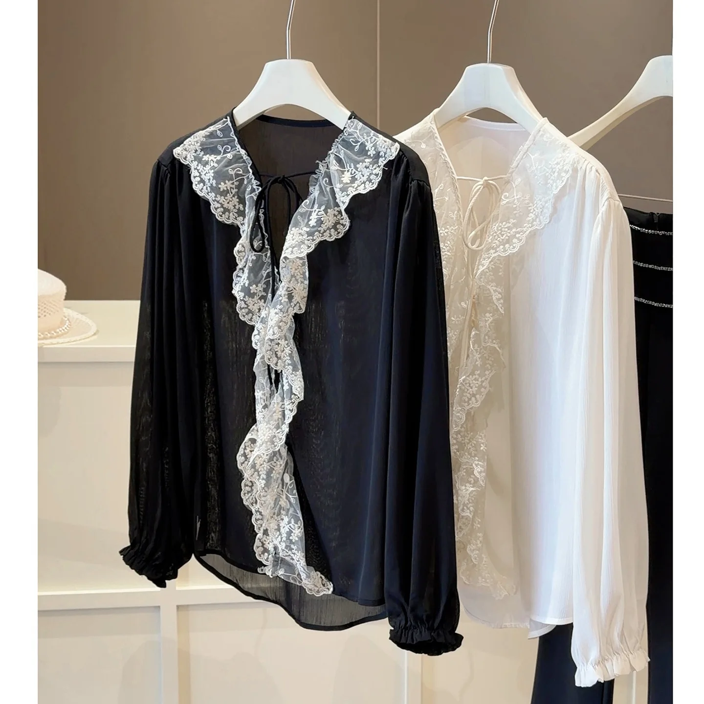 ALPHALMODA Lace Splicing, Long-sleeved, Shirt for Women, Ruffled, Lace Trim V-neck, Niche, Elegant Blouse Top
ALPHALMODA Lace Splicing, Long-sleeved, Shirt for Women, Ruffled, Lace Trim V-neck, Niche, Elegant Blouse Top