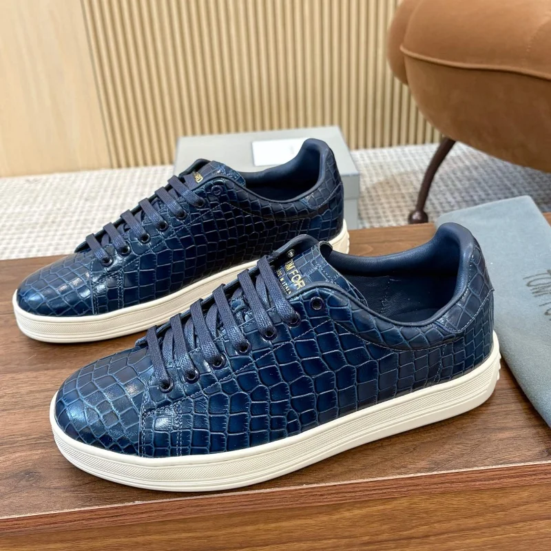 New men's patterned leather low top lace up flat bottomed round toe shoes with cowhide lining for casual sports
New men's patterned leather low top lace up flat bottomed round toe shoes with cowhide lining for casual sports