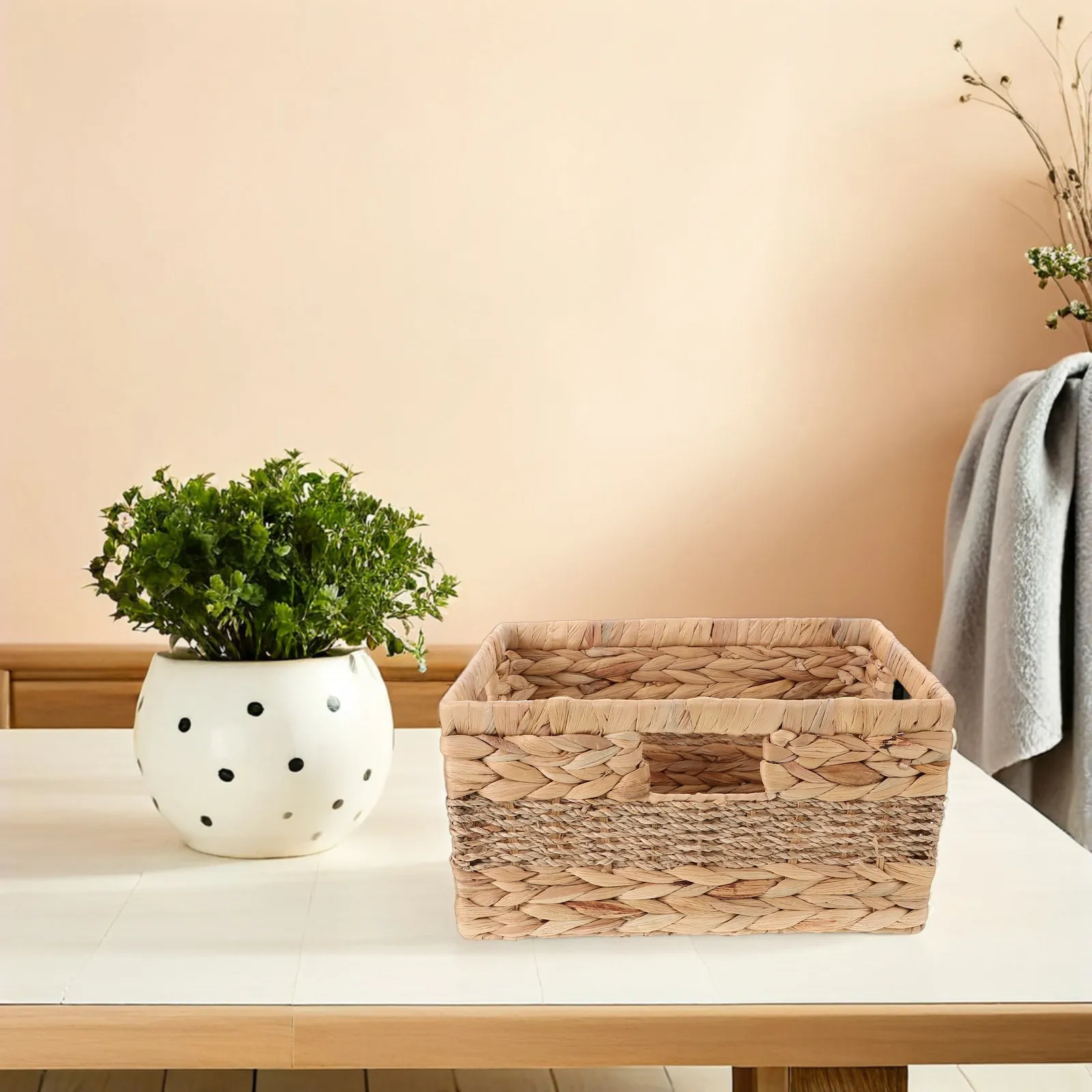 Hand-Woven Portable Straw Storage Basket Decorative Round Fruit Vegetable Holder Basket with Handles for Kitchen Snack Bread
Hand-Woven Portable Straw Storage Basket Decorative Round Fruit Vegetable Holder Basket with Handles for Kitchen Snack Bread