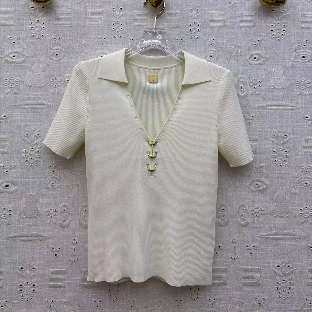 2026 New Summer Fashion Knitted T-shirt Women Lapel V-neck Short Sleeve Gold Button Decoration Solid Color Slim Fit Chic Tops
2026 New Summer Fashion Knitted T-shirt Women Lapel V-neck Short Sleeve Gold Button Decoration Solid Color Slim Fit Chic Tops