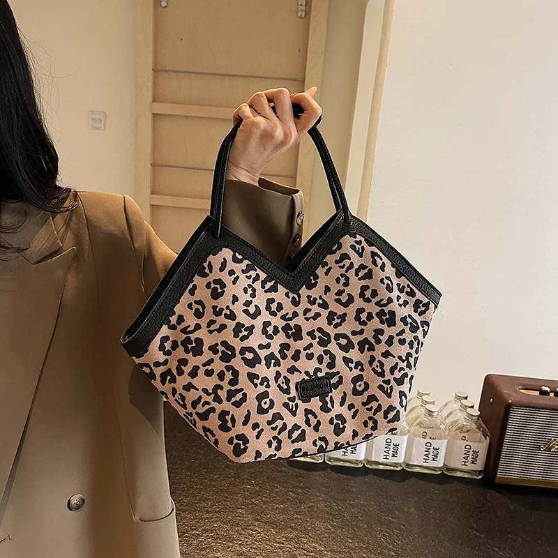 Women Cheetah Printed Tote Handbag Large Capacity Suede Heart Shaped Tote Bag Leopard Print Handbag Female Commute Bag
Women Cheetah Printed Tote Handbag Large Capacity Suede Heart Shaped Tote Bag Leopard Print Handbag Female Commute Bag