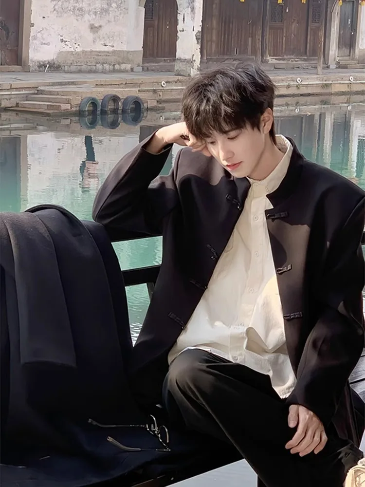 Новый мужской костюм в китайском стиле: пиджак с пуговицами и подплечниками, черный, в западном стиле, повседневная свободная одежда из полиэстера.
Новый мужской костюм в китайском стиле: пиджак с пуговицами и подплечниками, черный, в западном стиле, повседневная свободная одежда из полиэстера.