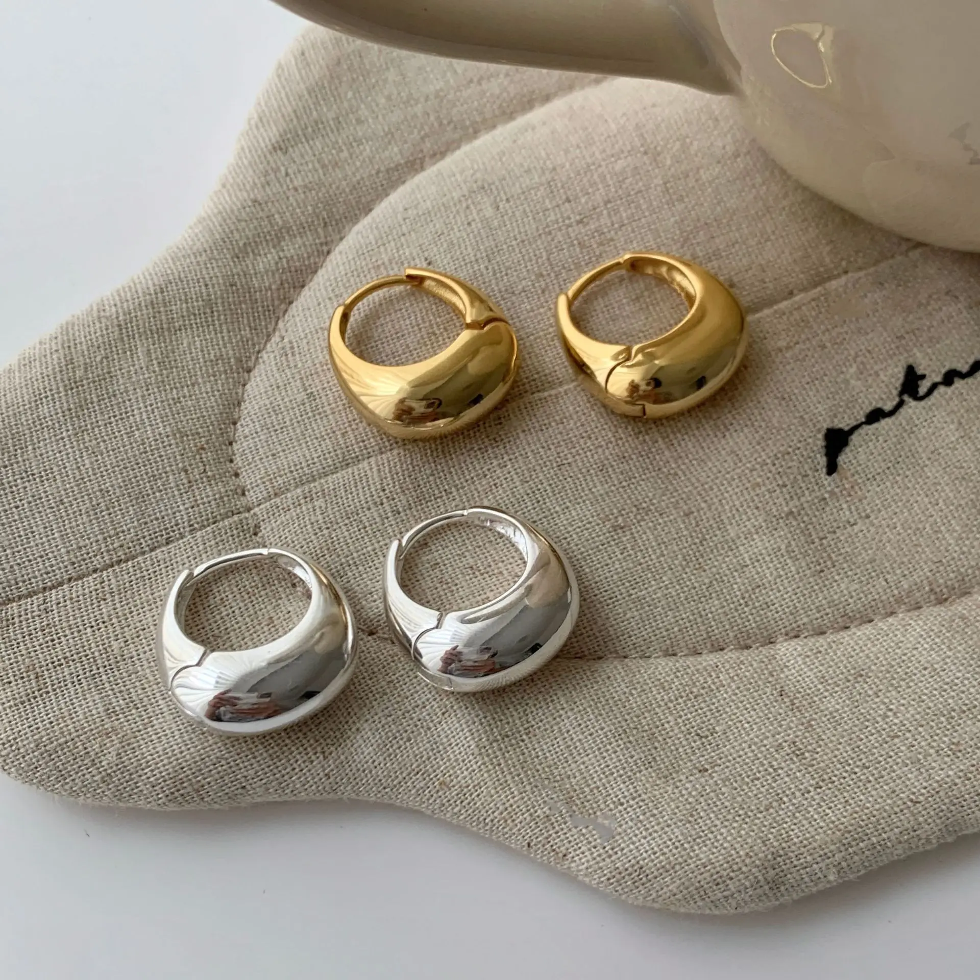 CHOZON S925 однотонные серебряные овальные серьги-куполы, французские минималистичные оптовые изящные ювелирные изделия для женщин
CHOZON S925 однотонные серебряные овальные серьги-куполы, французские минималистичные оптовые изящные ювелирные изделия для женщин