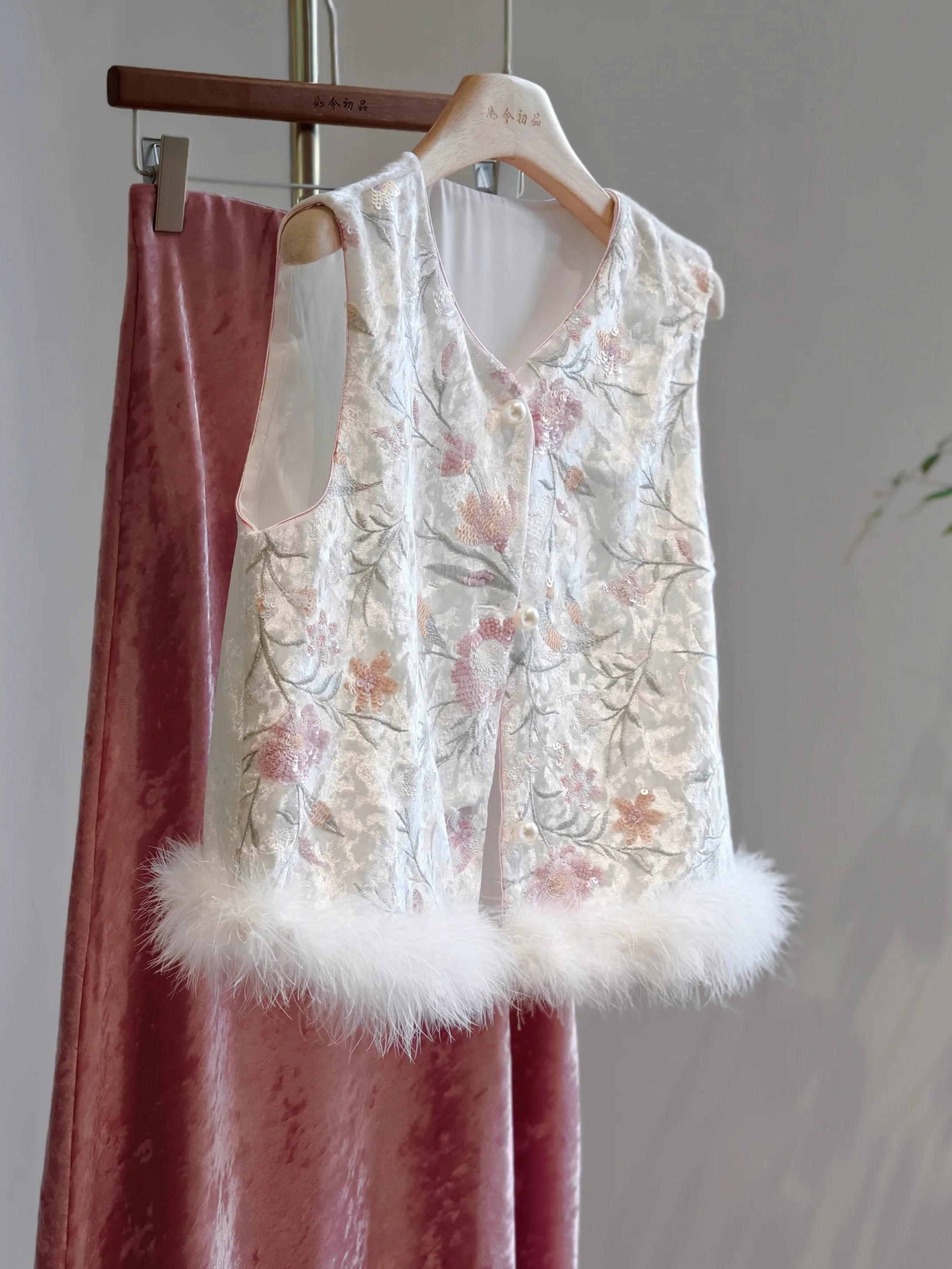 New Chinese Sle Embroidered Vest Women's Autumn High-End Sensation Youthful Little Girl Outerwear Small Set ort Velvet
New Chinese Sle Embroidered Vest Women's Autumn High-End Sensation Youthful Little Girl Outerwear Small Set ort Velvet