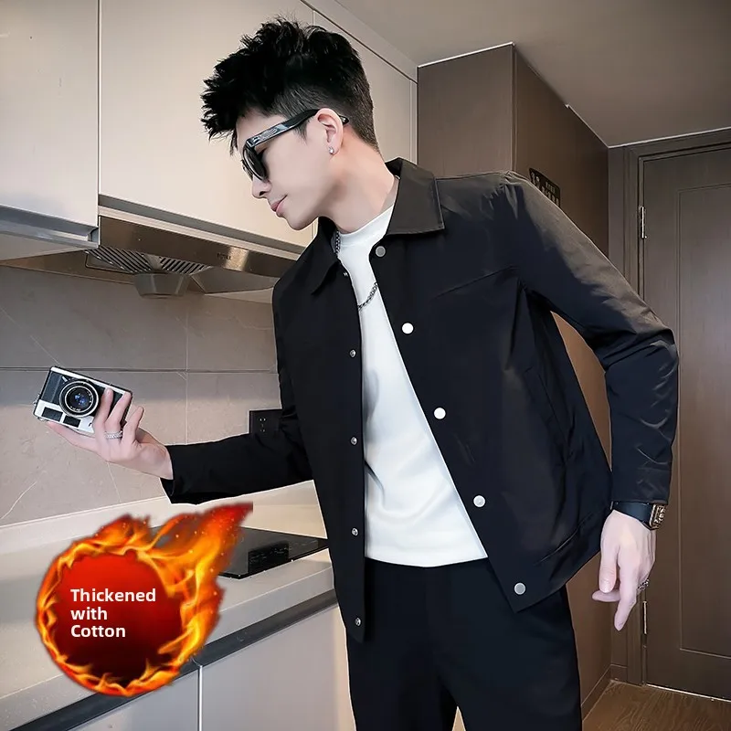 Приталенное короткое пальто для невысоких мужчин, с отложным воротником, простое, размер XS, M, тонкое, из полиэфирного волокна
Приталенное короткое пальто для невысоких мужчин, с отложным воротником, простое, размер XS, M, тонкое, из полиэфирного волокна