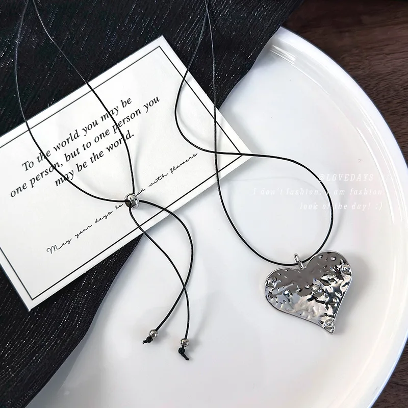 Korean Style Drawstring Long Necklace Distressed Heart Pendant Adjustable Choker for Women Vintage Love Accessory Office Party
Korean Style Drawstring Long Necklace Distressed Heart Pendant Adjustable Choker for Women Vintage Love Accessory Office Party