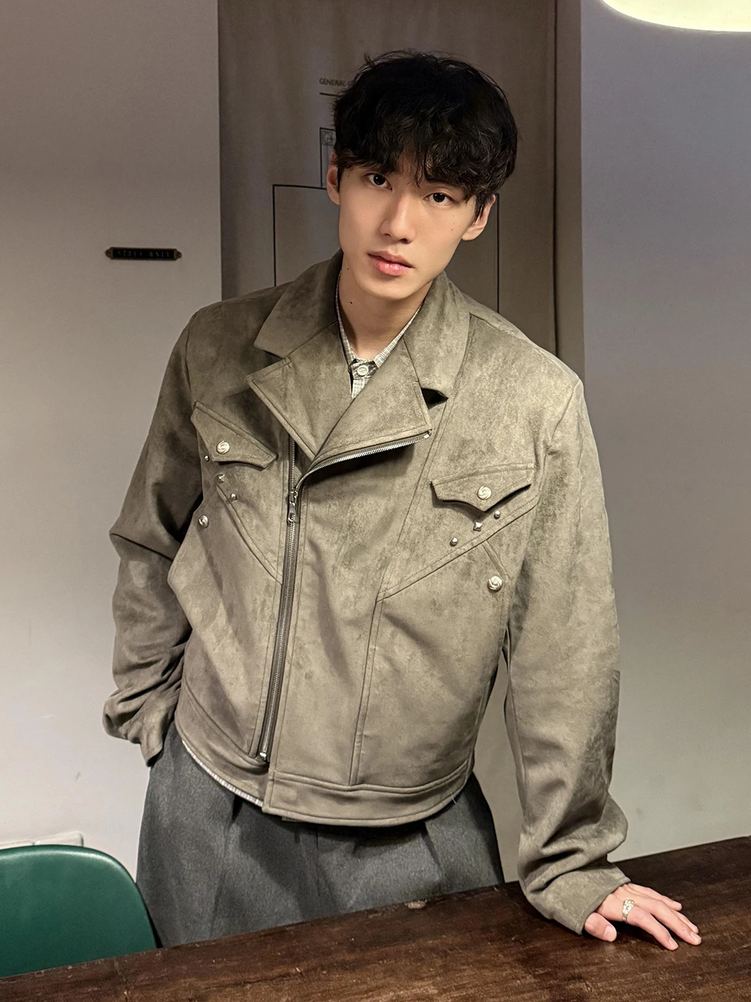 Мужская куртка из искусственной замши с заклепками, осенняя, в американском стиле, для мотоциклистов, приталенная, удлиненная
Мужская куртка из искусственной замши с заклепками, осенняя, в американском стиле, для мотоциклистов, приталенная, удлиненная