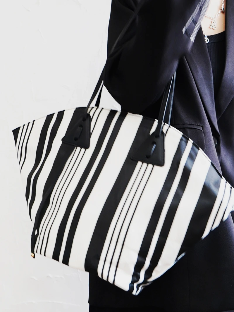 Casual Geometric Splicing Large Capacity Tote Bag Fan Shape Black White Stripes Single Shoulder Bag for Women Fashion Trend
Casual Geometric Splicing Large Capacity Tote Bag Fan Shape Black White Stripes Single Shoulder Bag for Women Fashion Trend