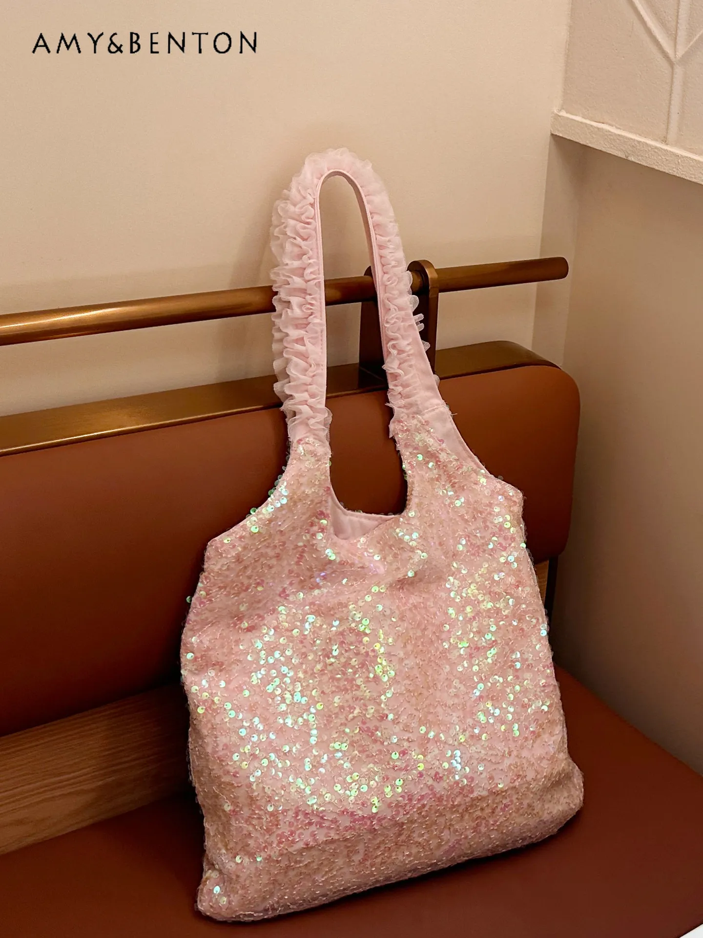 Original Pink Sequin Single Shoulder Bag Mesh Strap Elegant Large Capacity Handbag Women All Match Japanese Style Crossbody Bag
Original Pink Sequin Single Shoulder Bag Mesh Strap Elegant Large Capacity Handbag Women All Match Japanese Style Crossbody Bag