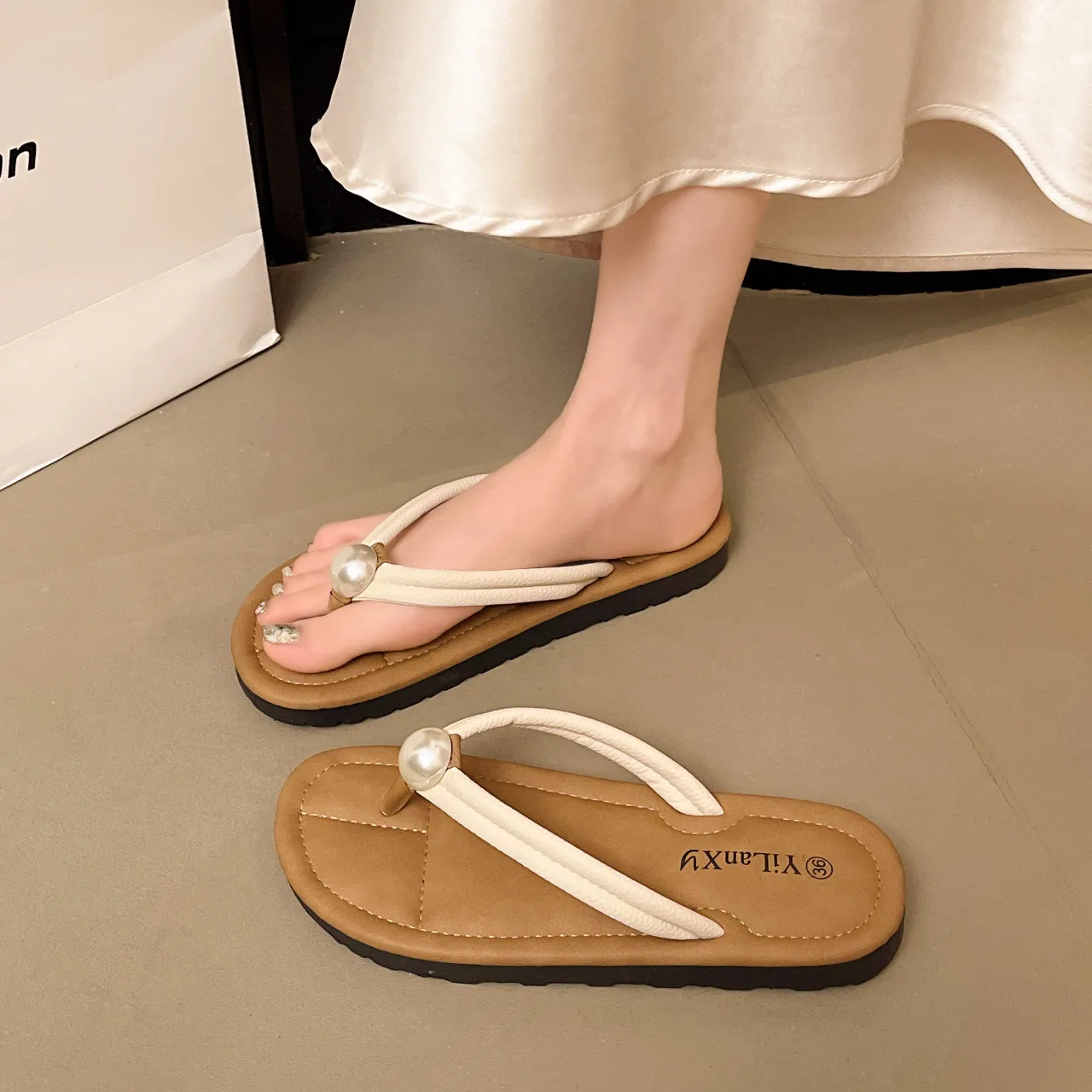 2026 Summer Women Flats Shoes Korean Version Fashion Pearls Decor Soft Flip Flops New Casual Outdoor Beach Slippers
2026 Summer Women Flats Shoes Korean Version Fashion Pearls Decor Soft Flip Flops New Casual Outdoor Beach Slippers