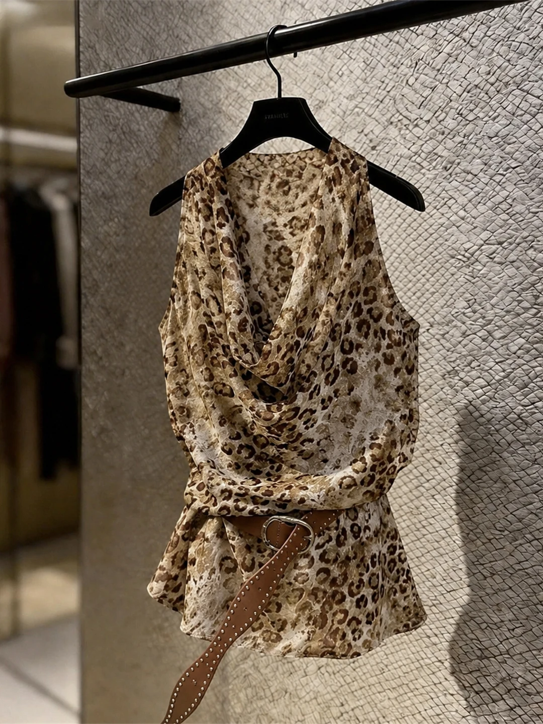 Retro Leopard Print Sleeveless Design Sensation Summer Light Maturity Pure Desire American Style Small Shirt Vest
Retro Leopard Print Sleeveless Design Sensation Summer Light Maturity Pure Desire American Style Small Shirt Vest