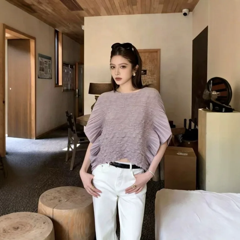 Miyake Pleated T-Shirt 2026 Summer New Design Handmade Pleats Batwing Sleeve Short Sleeve Elegant Commuter Slim Fit Top Women
Miyake Pleated T-Shirt 2026 Summer New Design Handmade Pleats Batwing Sleeve Short Sleeve Elegant Commuter Slim Fit Top Women