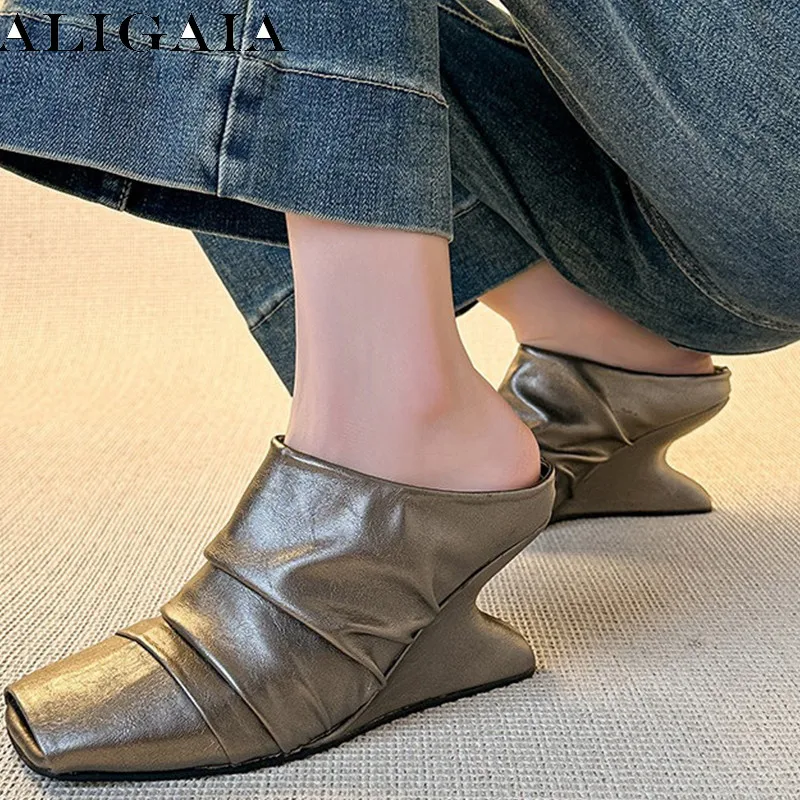 Retro Designer Novelty Square Peep Toe Strange Heel Mules Pleated High Heel Summer Outdoor Wedge Heeled Women All Match Shoes
Retro Designer Novelty Square Peep Toe Strange Heel Mules Pleated High Heel Summer Outdoor Wedge Heeled Women All Match Shoes
