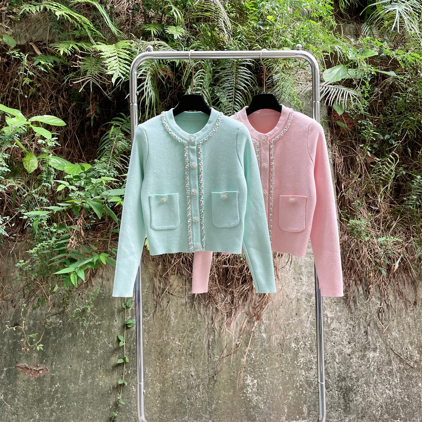 Short Knitted Cardigan Skirt Set with Heavy-duty Rhinestone Buttons Elegant Style Autumn Winter Women's Fashion Set
Short Knitted Cardigan Skirt Set with Heavy-duty Rhinestone Buttons Elegant Style Autumn Winter Women's Fashion Set