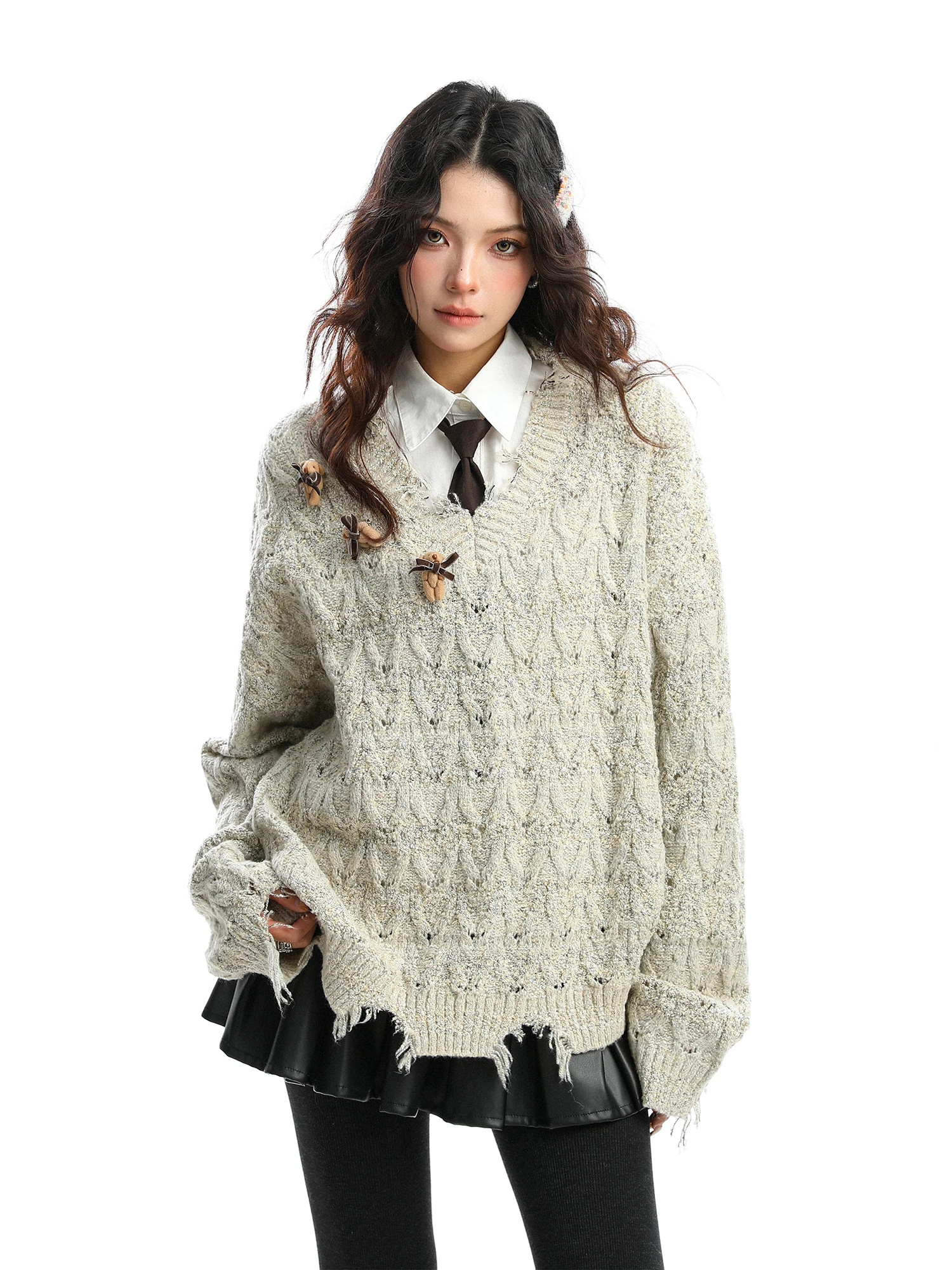 Мягкий уютный женский свитер с V-образным вырезом, модный дизайн с эффектом потертости, 3D-медведь, вязаный топ в университетском стиле, осенне-зимняя уличная мода
Мягкий уютный женский свитер с V-образным вырезом, модный дизайн с эффектом потертости, 3D-медведь, вязаный топ в университетском стиле, осенне-зимняя уличная мода