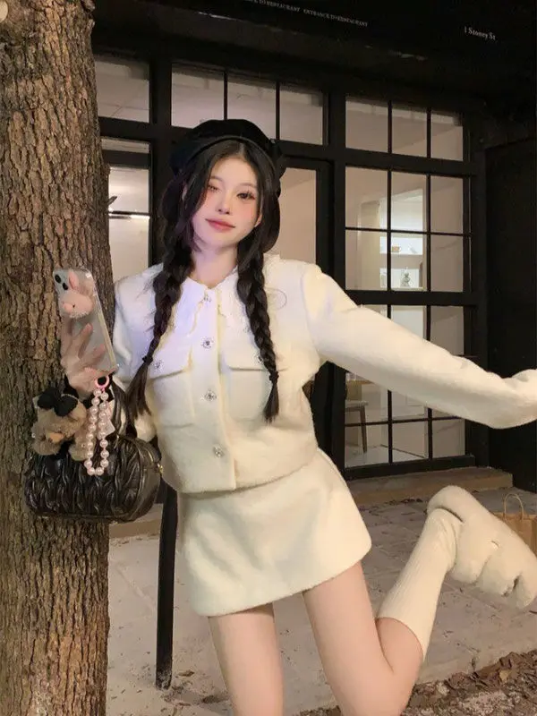 Lace Lapel Wool Short Coat Women Clothing Winter Sweet High Waist Slimming Mini Skirts Set White Two Piece Set Women Outfits
Lace Lapel Wool Short Coat Women Clothing Winter Sweet High Waist Slimming Mini Skirts Set White Two Piece Set Women Outfits