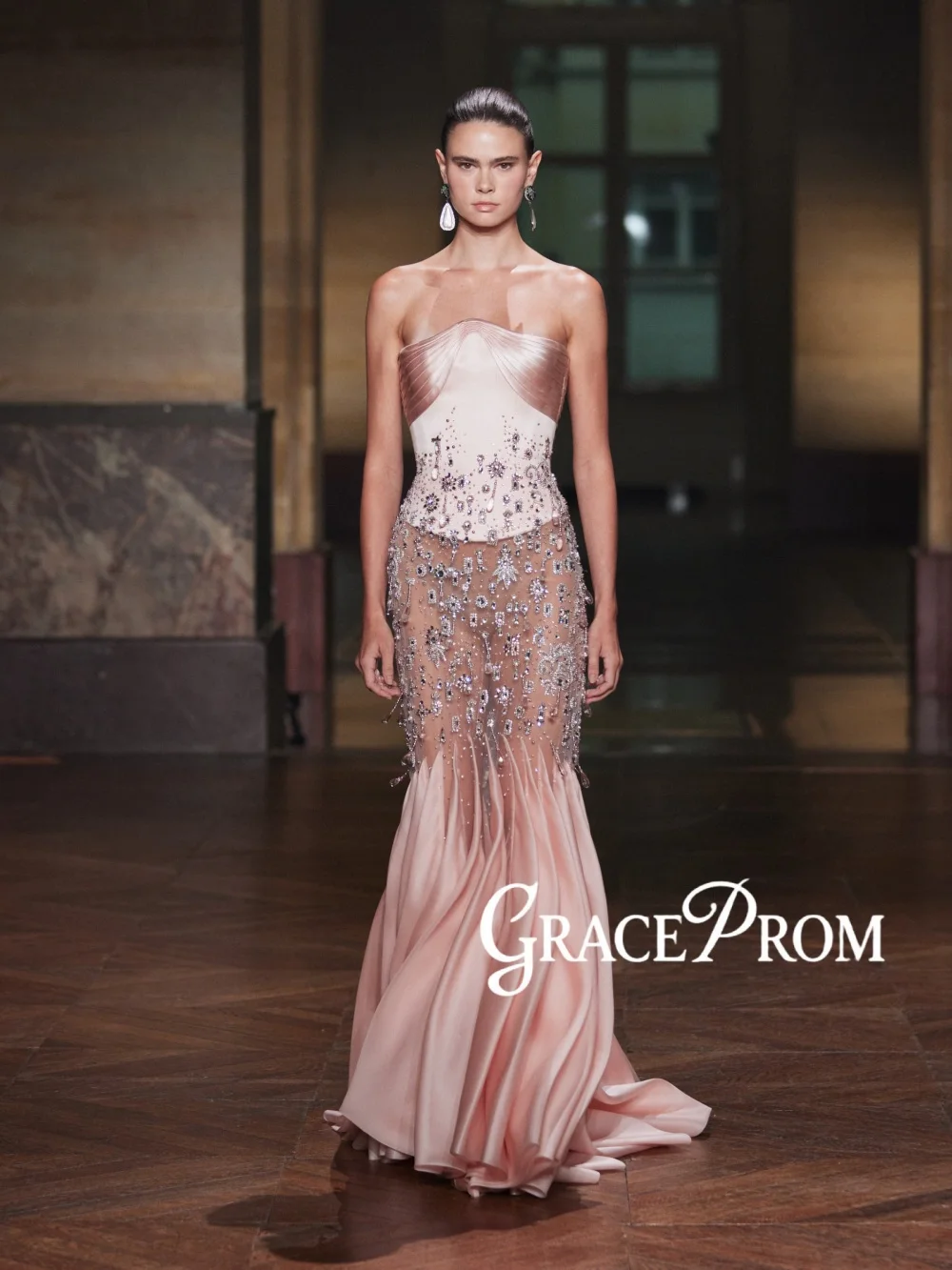 Stunning Silver Crystal Evening Dress Ruffled Mermaid Long Wedding Party Gowns Customized Glamorous Strapless Banquet Gowns
Stunning Silver Crystal Evening Dress Ruffled Mermaid Long Wedding Party Gowns Customized Glamorous Strapless Banquet Gowns