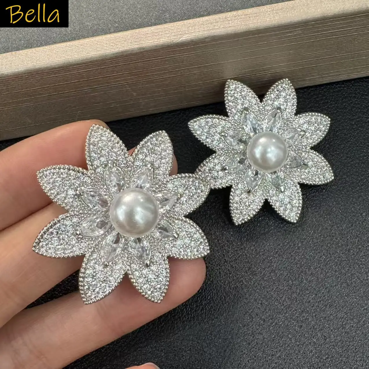 Flower Pearl Stud Earrings with Full Paved Cubic Zirconia 2 Tone Gold Silver for Wedding Banquet Party Gathering Shiny Jewelry
Flower Pearl Stud Earrings with Full Paved Cubic Zirconia 2 Tone Gold Silver for Wedding Banquet Party Gathering Shiny Jewelry