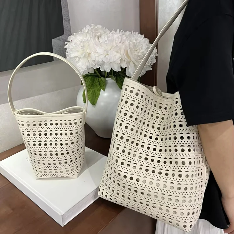 Retro Large Capacity Commuter Tote Bag New Style Bucket Bag Hollow Design Shoulder Bag Handbag Female Pu Material Underarm Bag
Retro Large Capacity Commuter Tote Bag New Style Bucket Bag Hollow Design Shoulder Bag Handbag Female Pu Material Underarm Bag