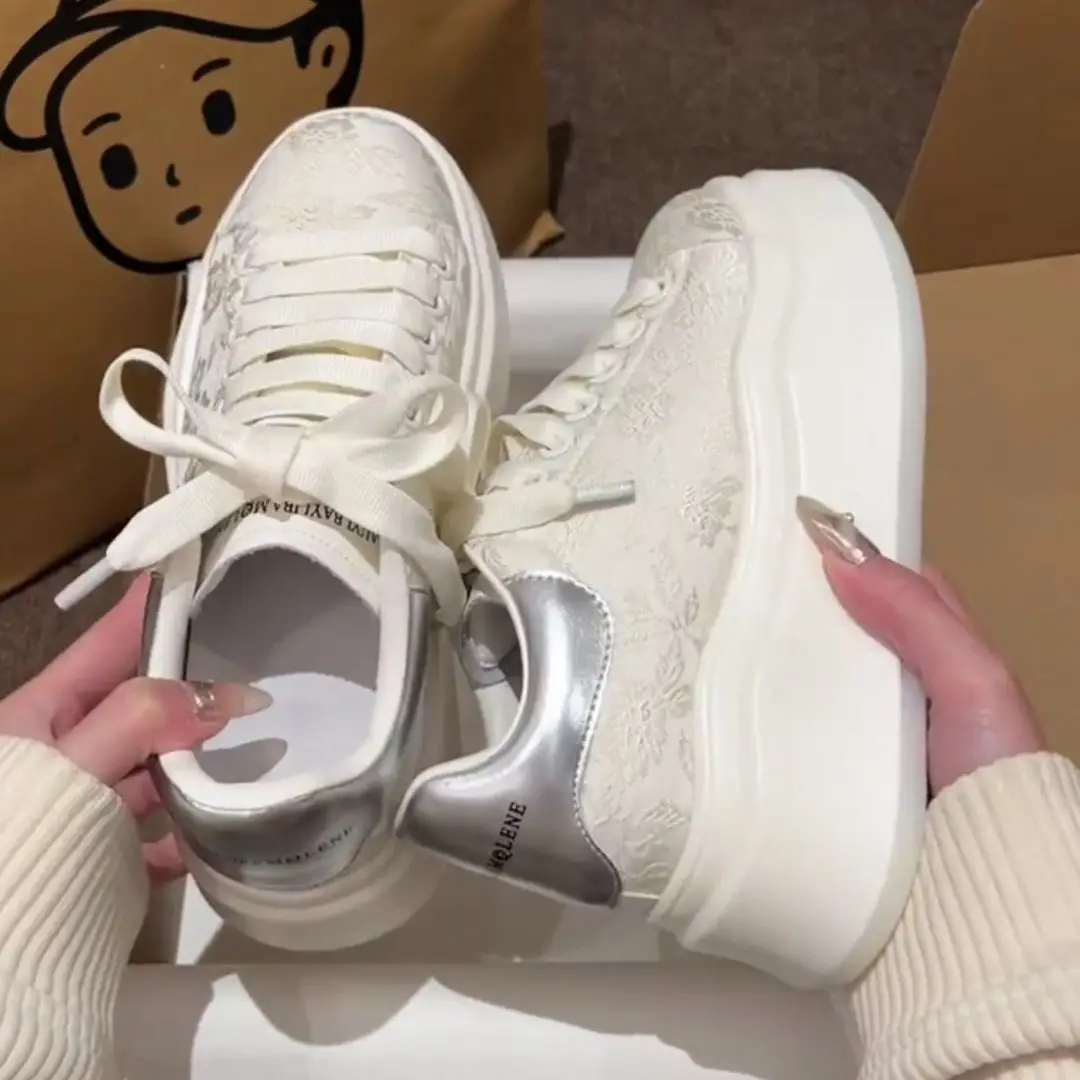 2025 Cheap Women's Shoes White Printed Embroidery Board Shoes Sweet Fashionable Platform Casual Sneakers for Girls
2025 Cheap Women's Shoes White Printed Embroidery Board Shoes Sweet Fashionable Platform Casual Sneakers for Girls