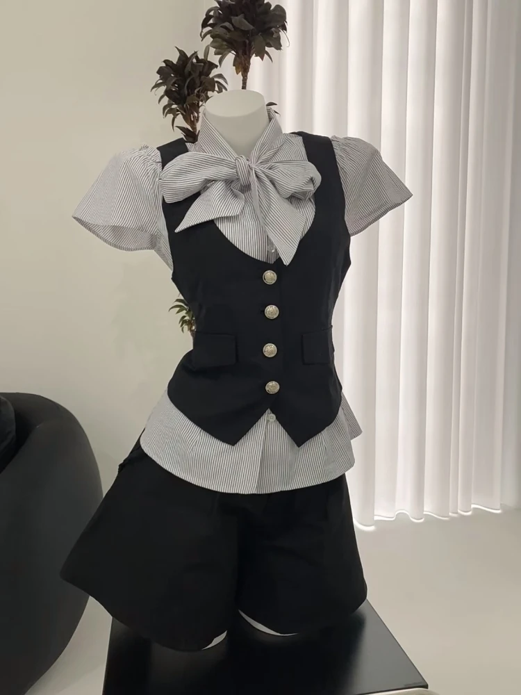 Harajuku Gothic Retro Chic Outfit Женская рубашка с объемным рукавом + тонкий жилет + брюки с высокой талией Новый винтажный модный комплект из 3 предметов 2025
Harajuku Gothic Retro Chic Outfit Женская рубашка с объемным рукавом + тонкий жилет + брюки с высокой талией Новый винтажный модный комплект из 3 предметов 2025