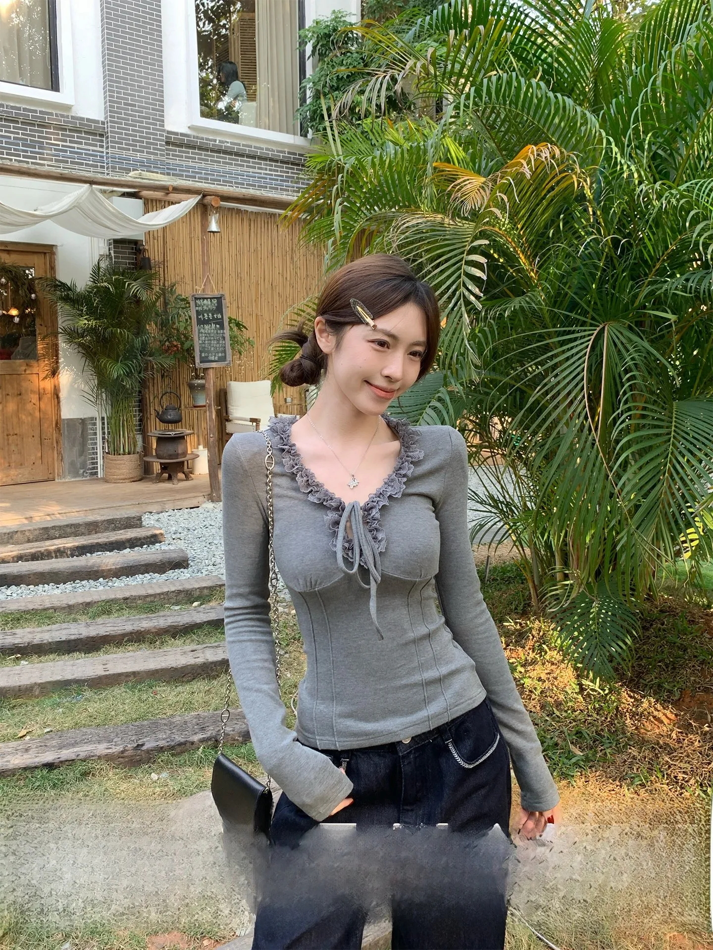 Женская футболка Morning Bloom с кружевной отделкой, V-образным вырезом, длинными рукавами, для ранней весны, с поясом, подчеркивающим талию
Женская футболка Morning Bloom с кружевной отделкой, V-образным вырезом, длинными рукавами, для ранней весны, с поясом, подчеркивающим талию