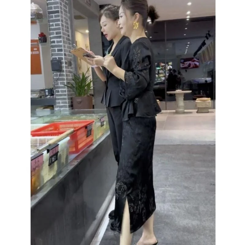 Elegant Women's Luxury Set Slimming Top And Midi Skirt Two-Piece Suit Autumn Fashion High Waist Bell Sleeve V-Neck Business Wear
Elegant Women's Luxury Set Slimming Top And Midi Skirt Two-Piece Suit Autumn Fashion High Waist Bell Sleeve V-Neck Business Wear