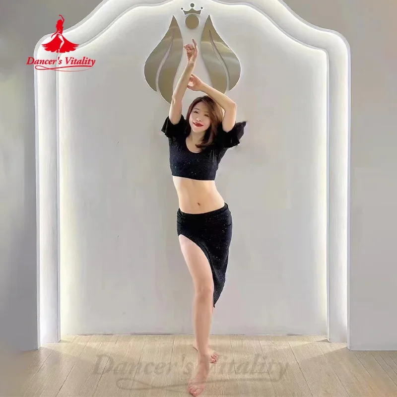 Женский костюм для танца живота BellyDance, комплект из двух предметов: топ с расклешенными рукавами и асимметричная короткая юбка, восточные костюмы для выступлений
Женский костюм для танца живота BellyDance, комплект из двух предметов: топ с расклешенными рукавами и асимметричная короткая юбка, восточные костюмы для выступлений
