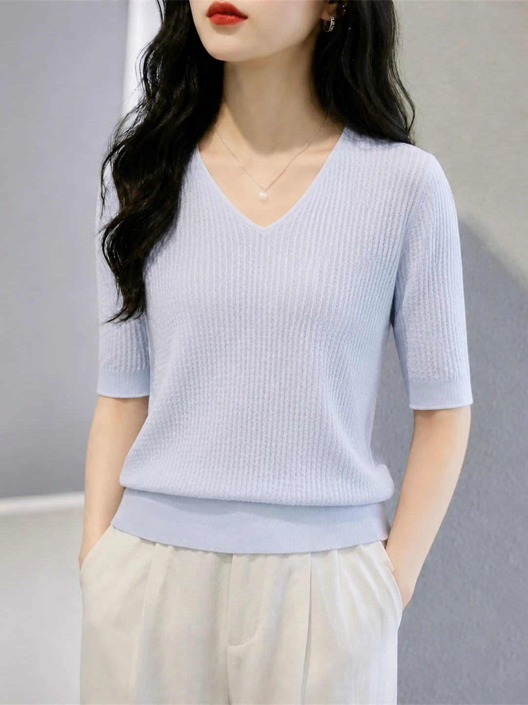 Summer 2026 Ice Silk V-Neck Short Sleeve Knitted Top Simple Design Korean Style Straight Cut Daily Wear Ladies' Fashion
Summer 2026 Ice Silk V-Neck Short Sleeve Knitted Top Simple Design Korean Style Straight Cut Daily Wear Ladies' Fashion