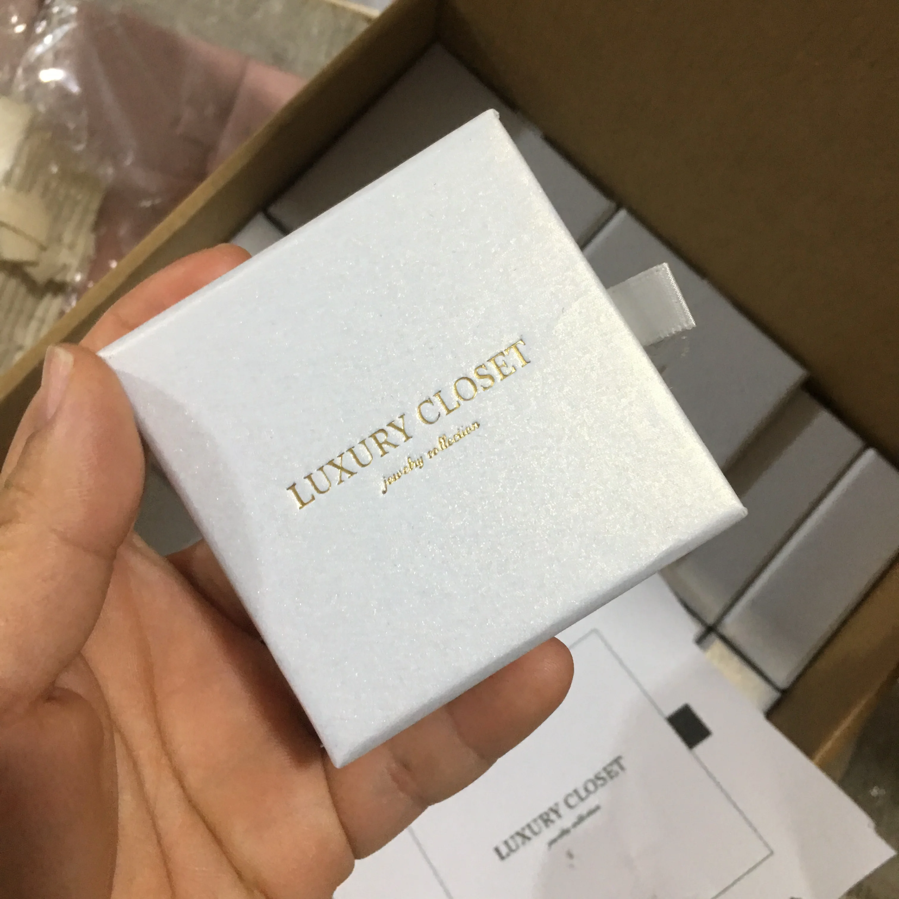 24/50/100Set Personalized Logo 9x9x3cm Jewelry Paper Box With 8x8cm Microfiber Bag 7x7x3cm Lid Boxes Insert 6.2x6.2cm Strip Bags
24/50/100Set Personalized Logo 9x9x3cm Jewelry Paper Box With 8x8cm Microfiber Bag 7x7x3cm Lid Boxes Insert 6.2x6.2cm Strip Bags