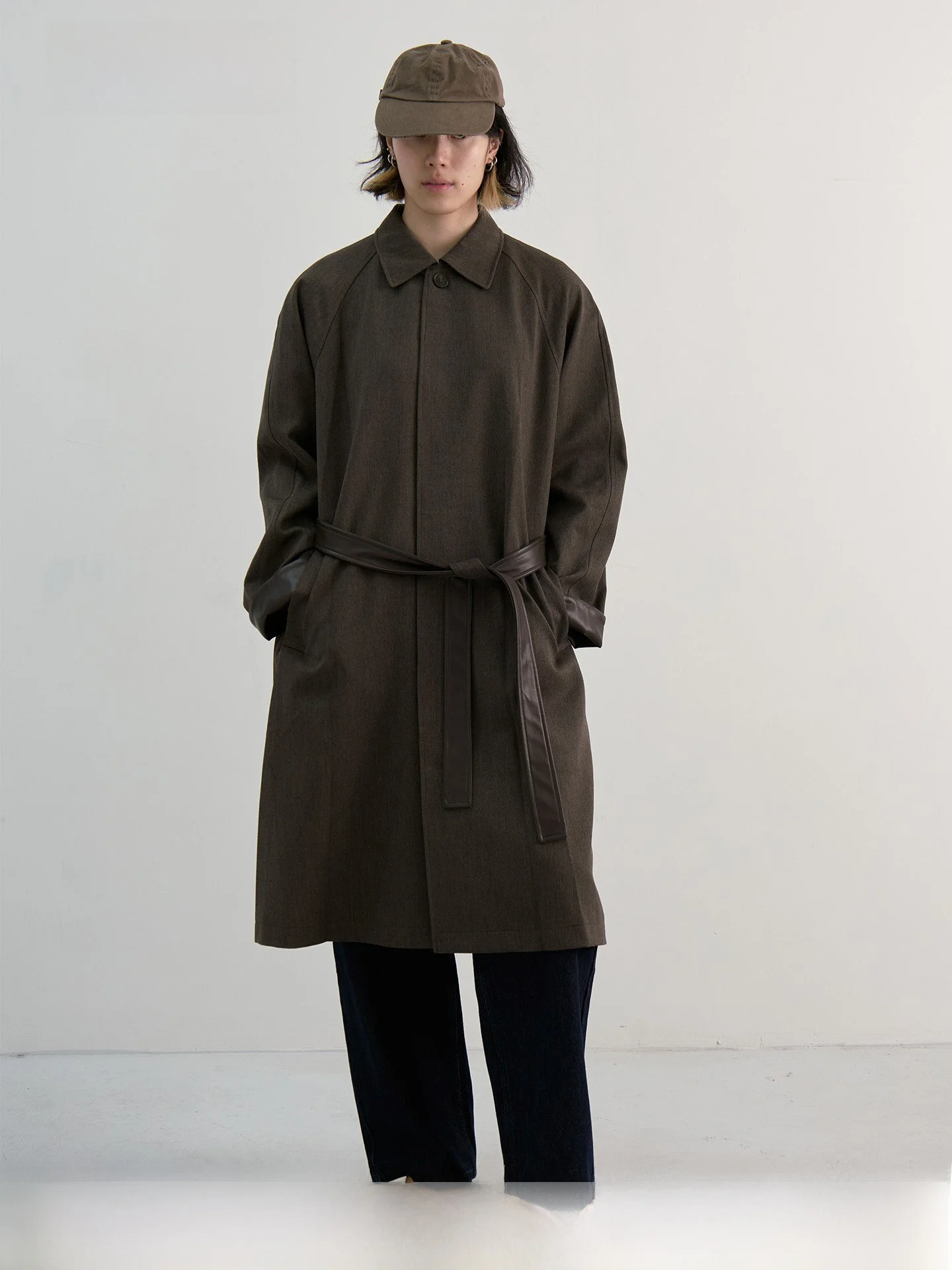 Осенне-зимнее длинное пальто оверсайз из шерсти и льна с кожаными вставками, винтажное, для повседневной носки, ветровка с высокой талией и полосатым узором
Осенне-зимнее длинное пальто оверсайз из шерсти и льна с кожаными вставками, винтажное, для повседневной носки, ветровка с высокой талией и полосатым узором