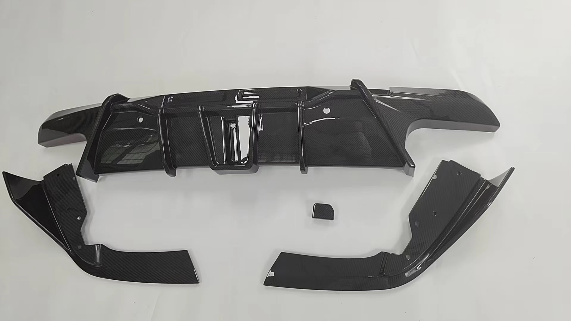 High Quality Dry Carbon Fiber Rear Diffuser with Rear Splitter for F96 X6m F95 X5m Rear Bumper Lip with Side Spat Fitment Good
High Quality Dry Carbon Fiber Rear Diffuser with Rear Splitter for F96 X6m F95 X5m Rear Bumper Lip with Side Spat Fitment Good