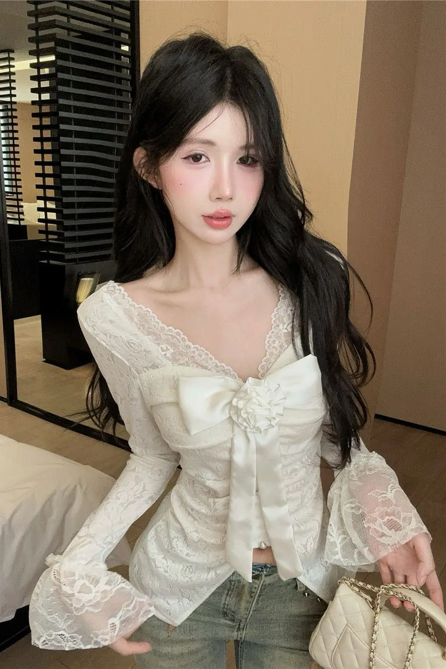 Sweet Dopamine Slim Fit V-Neck Lace Hollow Out Design Women's Tops Spring New Ins Style Blouse Casual Female Shirt Fashionable
Sweet Dopamine Slim Fit V-Neck Lace Hollow Out Design Women's Tops Spring New Ins Style Blouse Casual Female Shirt Fashionable