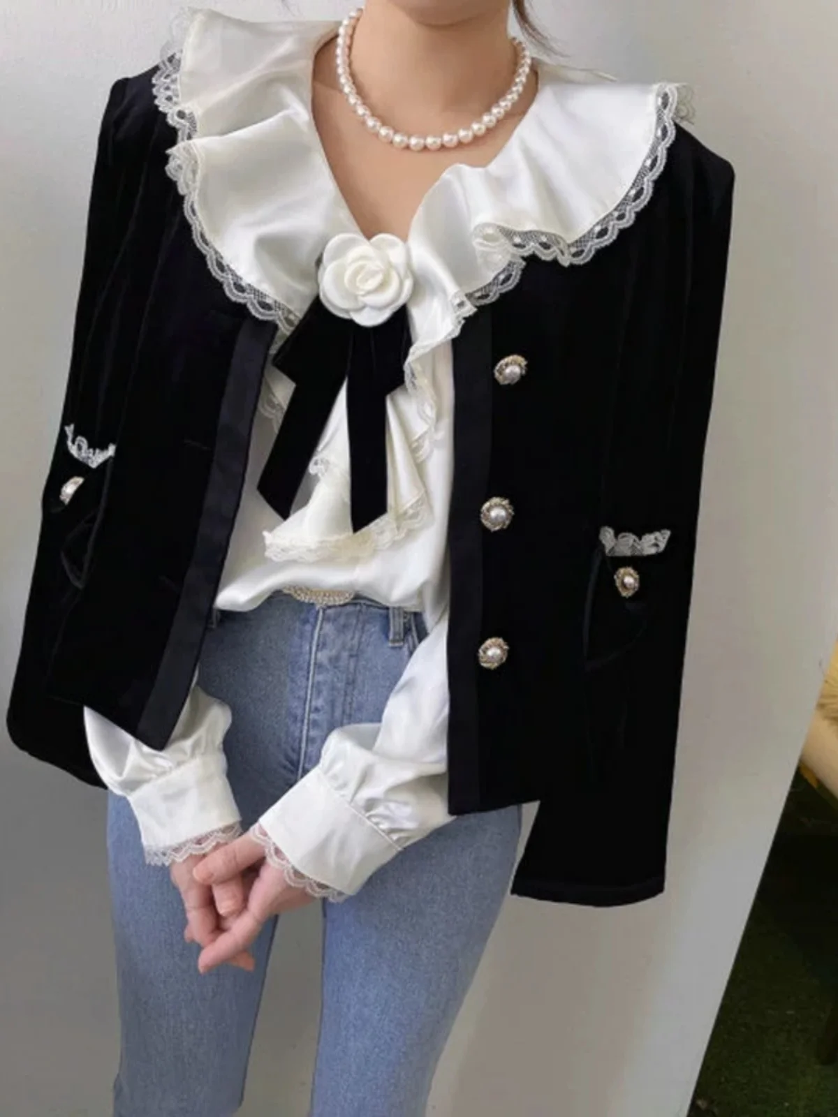 Elegant Long Sleeve Shirt with Pearl Buttons Lace Trim Pleated Collar Outerwear for Women Straight Cut Regular Thickness
Elegant Long Sleeve Shirt with Pearl Buttons Lace Trim Pleated Collar Outerwear for Women Straight Cut Regular Thickness