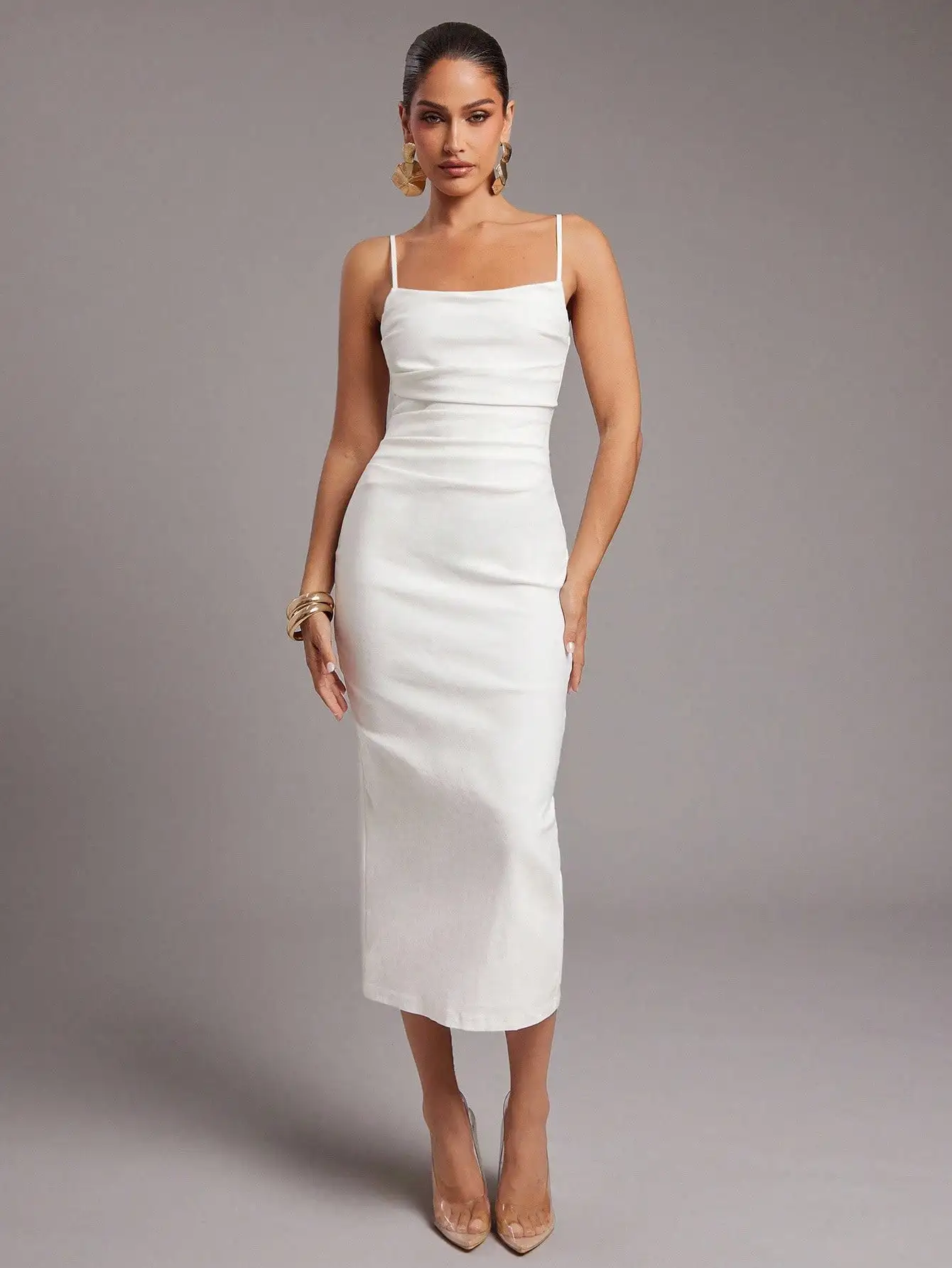Белое однотонное плиссированное платье миди на тонких бретелях из эластичной ткани
Белое однотонное плиссированное платье миди на тонких бретелях из эластичной ткани