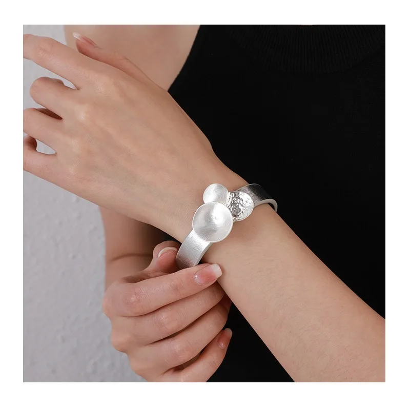 Hot Sale Original Geometric Brushed Versatile Metal Jewelry Premium Simple Women's Leather Bracelet
Hot Sale Original Geometric Brushed Versatile Metal Jewelry Premium Simple Women's Leather Bracelet