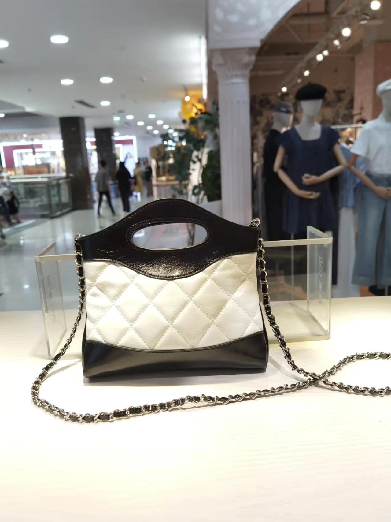 Omi Women's Leather Handbag 2025 New Faion Versatile Small Fraance Sle Chain Single oulder Slant Cross Bag
Omi Women's Leather Handbag 2025 New Faion Versatile Small Fraance Sle Chain Single oulder Slant Cross Bag