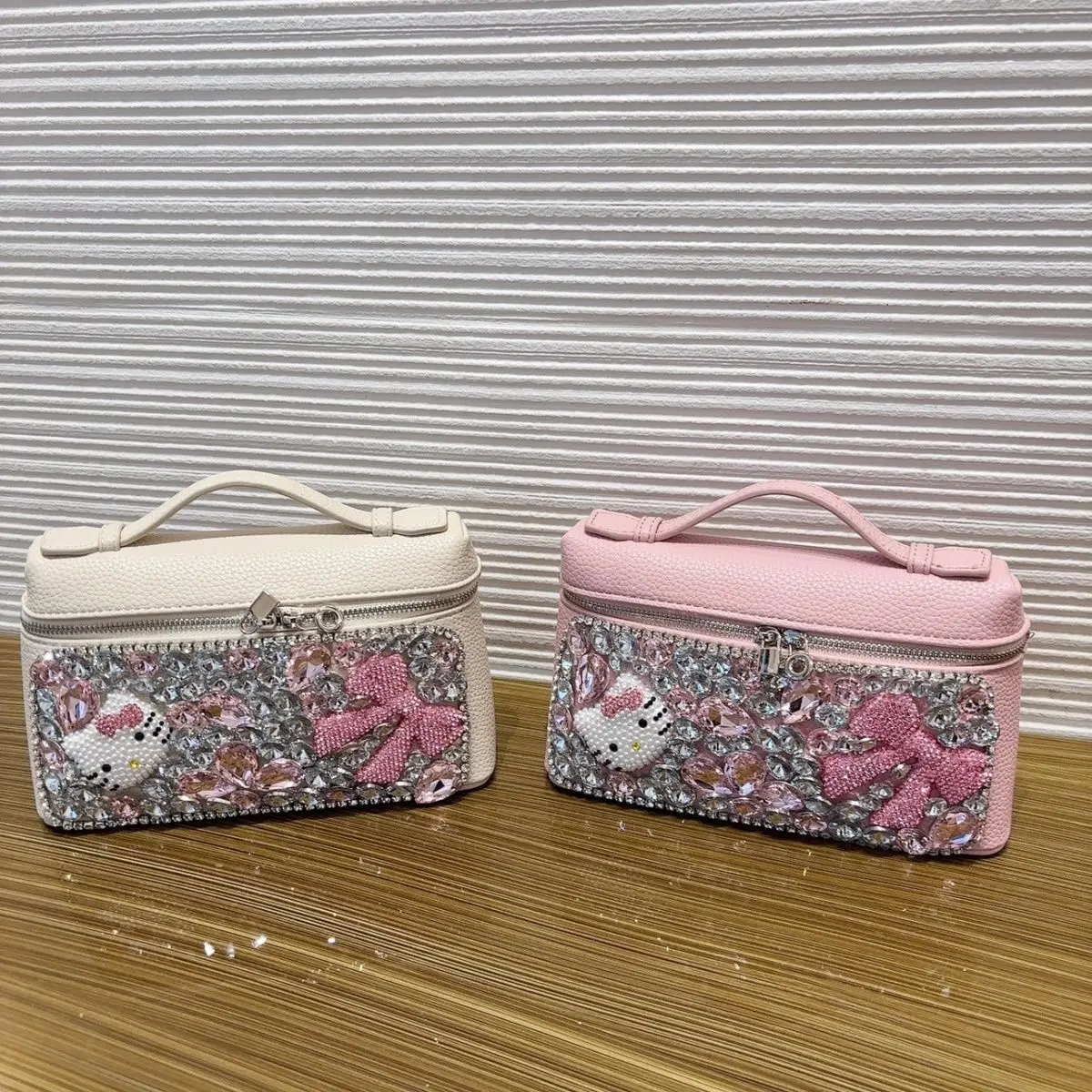 New Hello Kitty Women's Handbag Fashion High Quality Diamond Set Cute Crossbody Bag Solid Color Versatile Banquet Accessory Bag
New Hello Kitty Women's Handbag Fashion High Quality Diamond Set Cute Crossbody Bag Solid Color Versatile Banquet Accessory Bag